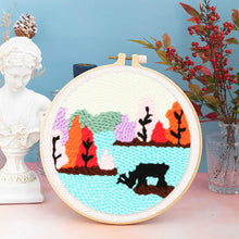 Charger l'image dans la galerie, Punch Needle Renne au bord d'un Lac