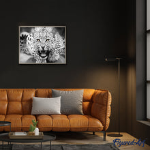 Charger l'image dans la galerie, peinture par numéros | Léopard noir et blanc couché sur le sol | animaux, intermédiaire, léopards | FiguredArt