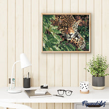 Charger l'image dans la galerie, peinture par numéros | Léopard aux aguets | animaux, arbres, intermédiaire, léopards | FiguredArt