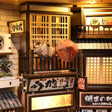 Charger l'image dans la galerie, Book Nook - La ruelle attendant le chat