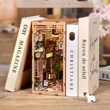 Charger l'image dans la galerie, Book Nook - La ruelle attendant le chat