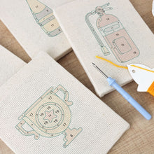 Charger l'image dans la galerie, Punch Needle Kit (4 pièces) avec cadres - Esprit Champion