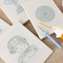 Charger l'image dans la galerie, Punch Needle Kit (4 pièces) avec cadres - Jour de Course