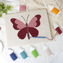 Charger l'image dans la galerie, Punch Needle Kit avec cadre - Papillon Rose