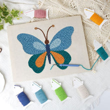 Charger l'image dans la galerie, Punch Needle Kit avec cadre - Papillon Bleu