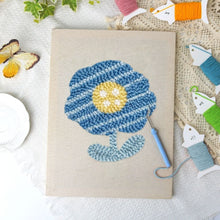 Charger l'image dans la galerie, Punch Needle Kit avec cadre - Fleur Bleue