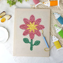 Charger l'image dans la galerie, Punch Needle Kit avec cadre - Pétales de Printemps