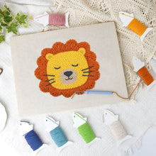 Charger l'image dans la galerie, Punch Needle Kit avec cadre - Lion Endormi