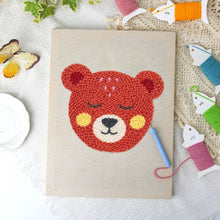 Charger l'image dans la galerie, Punch Needle Kit avec cadre - Ours Câlin