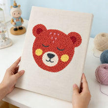 Charger l'image dans la galerie, Punch Needle Kit avec cadre - Ours Câlin