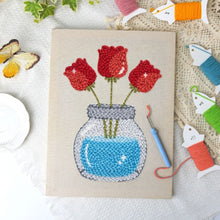 Charger l'image dans la galerie, Punch Needle Kit avec cadre - Bocal de Tulipes