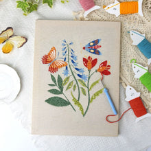 Charger l'image dans la galerie, Punch Needle Kit avec cadre - Papillon et Fleurs