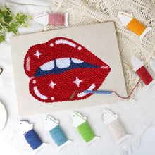 Charger l'image dans la galerie, Punch Needle Kit avec cadre - Lèvres Scintillantes