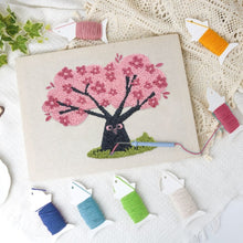 Charger l'image dans la galerie, Punch Needle Kit avec cadre - Cerisier avec Hiboux