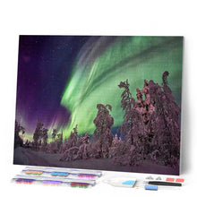 Charger l'image dans la galerie, Broderie Diamant | Broderie Diamant - Aurore Boréale et Sapins | Broderie Paysages paysages | FiguredArt