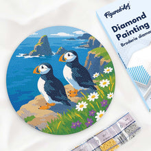 Charger l'image dans la galerie, Broderie Diamant sur Disque en Bois - Macareux sur les falaises océaniques