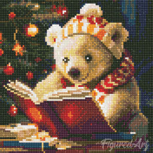 Charger l&#39;image dans la galerie, Mini Diamond Painting 25x25cm - Ours Mignon en train de Lire