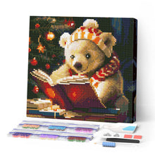 Charger l'image dans la galerie, Mini Diamond Painting 25x25cm - Broderie Diamant Ours Mignon en train de Lire