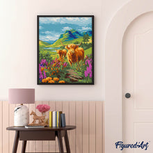 Charger l'image dans la galerie, Vache Highland et collines en fleurs
