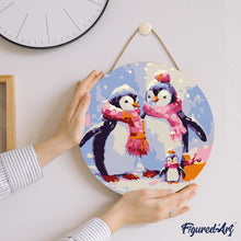 Charger l&#39;image dans la galerie, Peinture par Numéro sur Disque en Bois - Famille de Pingouins sous la Neige