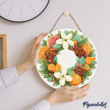 Charger l&#39;image dans la galerie, Peinture par Numéro sur Disque en Bois - Couronne d’Agrumes et de Pin