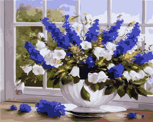 Vase de fleurs bleues et blanches