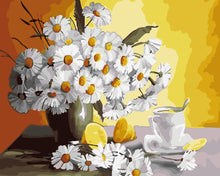 Charger l&#39;image dans la galerie, Vase de marguerites et tasse de thé