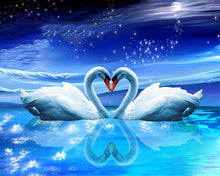 Charger l&#39;image dans la galerie, Broderie Diamant - Diamond Painting Cygnes et Coeur sous la Lune